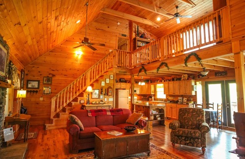 Buck Mountain Cabina | REST ASSURED-3 LEVEL LOG HOME W / MTN VIEWS, TABLA DE PISCINA, WiFi Y TINA CALIENTE!