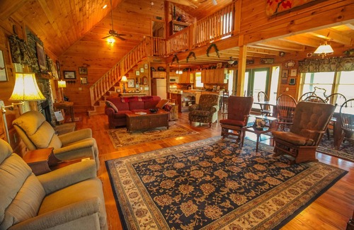 Buck Mountain Cabina | REST ASSURED-3 LEVEL LOG HOME W / MTN VIEWS, TABLA DE PISCINA, WiFi Y TINA CALIENTE!
