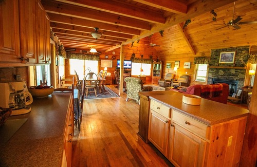 Buck Mountain Cabina | REST ASSURED-3 LEVEL LOG HOME W / MTN VIEWS, TABLA DE PISCINA, WiFi Y TINA CALIENTE!