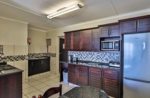 Illovo Beach Apartamento | Wake up to the tranquil sight and sound of waves crashing against the shore.
