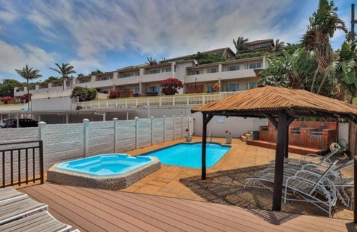Illovo Beach Apartamento | Wake up to the tranquil sight and sound of waves crashing against the shore.