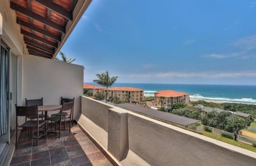 Illovo Beach Apartamento | Wake up to the tranquil sight and sound of waves crashing against the shore.