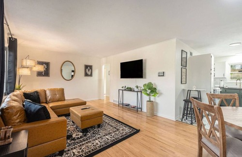 South Kansas City Casa | Waldo Speakeasy 6 bedroom/7 beds/2.5 baths