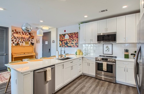 Rutledge Hill Condominio | Walk 2 Brdwy * Balcony * Free Parking * Fitness CTR