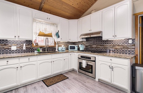 Big Bear City Cabina | Walk 2 Lake, Go Karts, Dining & Shops, King Bed, 55" TVs+Fenced Yard 4 Pets!