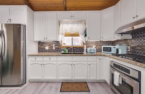 Big Bear City Cabina | Walk 2 Lake, Go Karts, Dining & Shops, King Bed, 55" TVs+Fenced Yard 4 Pets!