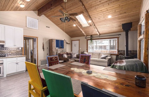 Big Bear City Cabina | Walk 2 Lake, Go Karts, Dining & Shops, King Bed, 55" TVs+Fenced Yard 4 Pets!