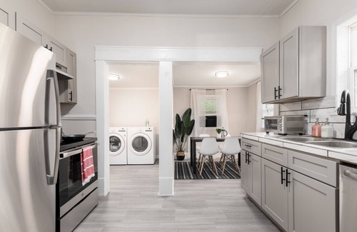 High Point Casa | 💎 Walk Downtown, 4min HPU, FENCED YARD, SMART TVs 💎