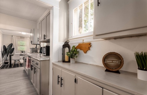 High Point Casa | 💎 Walk Downtown, 4min HPU, FENCED YARD, SMART TVs 💎