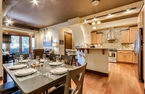 Coeur d'Alene Apartamento | Walk Downtown Stunning Condo with Attached Garage