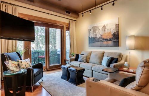 Coeur d'Alene Apartamento | Walk Downtown Stunning Condo with Attached Garage
