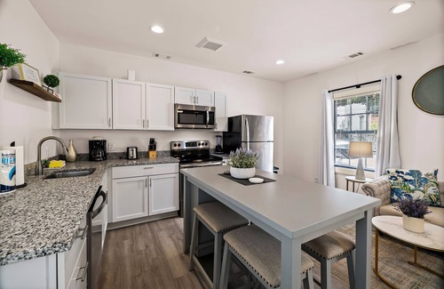 Historic Downtown Savannah Apartamento | Walk Everywhere - Steps to Coffee, Forsyth + Amazing Food by Lucky Savannah