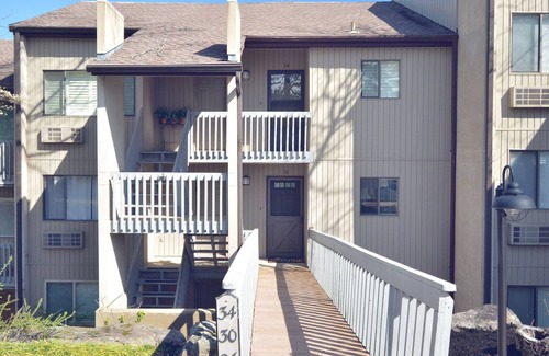 Fairfield Bay Condominio | Walk in, 2 bed 2 bath Condo, Pool access, Tennis courts, and Close to Marina.