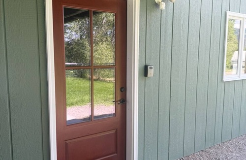 Evaro Apartamento | Walk-In Creekside Apartment - Fireplace & Cozy Living Room