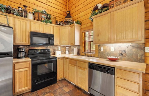 Branson Theater District Cabina | Walk-in Log Cabin with Fireplace & Screened-in Balcony - Heart of Branson