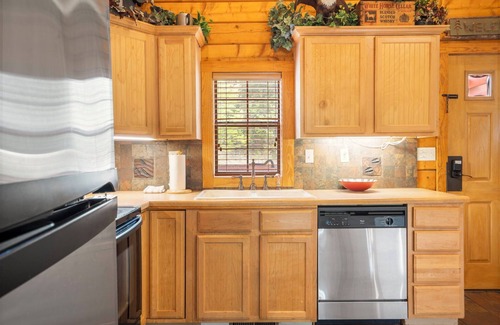Branson Theater District Cabina | Walk-in Log Cabin with Fireplace & Screened-in Balcony - Heart of Branson