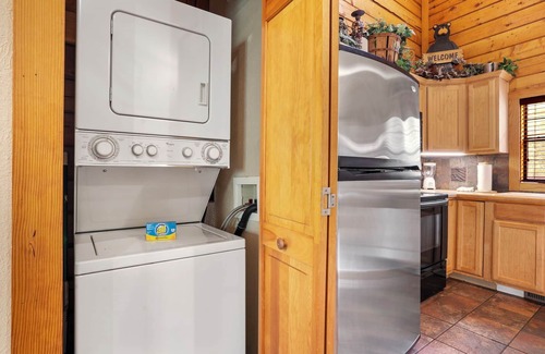Branson Theater District Cabina | Walk-in Log Cabin with Fireplace & Screened-in Balcony - Heart of Branson