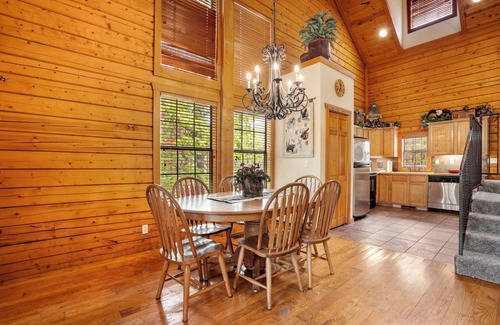 Branson Theater District Cabina | Walk-in Log Cabin with Fireplace & Screened-in Balcony - Heart of Branson