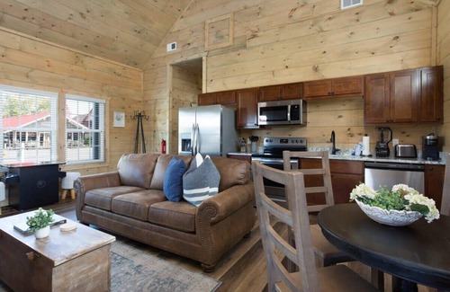 Pigeon Forge Cabina | Walk Into Downtown Pigeon Forge/Arcade/Hot Tub