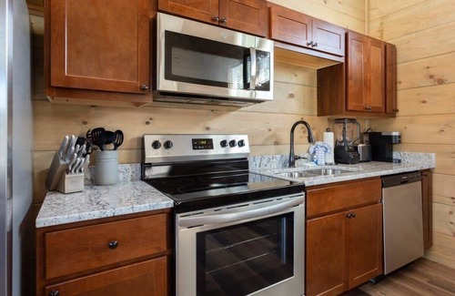 Pigeon Forge Cabina | Walk Into Downtown Pigeon Forge/Arcade/Hot Tub
