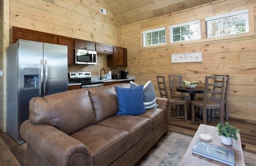Pigeon Forge Cabina | Walk Into Downtown Pigeon Forge/Arcade/Hot Tub