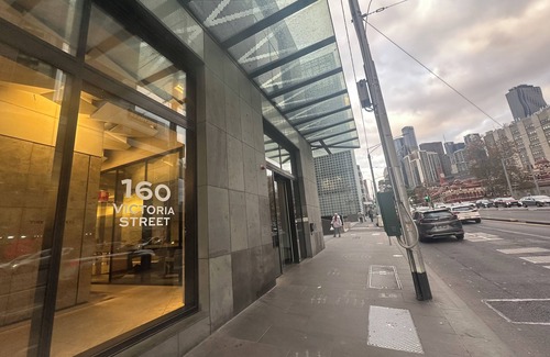 Carlton South Apartamento | Walk through the art-filled lobby, and you'll find a full range of resident amenities, with pools and gym, neighbour to the world-renowned Royal Melbourne Institute of Technology (RMIT).