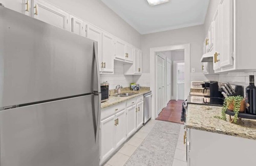 Columbia Condominio | Walk To 5 Points, King Bed, 3 TVs, Outdoor Patio