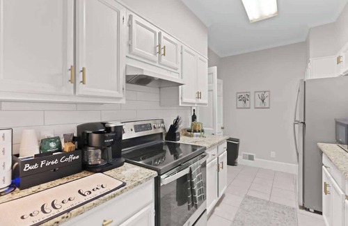 Columbia Condominio | Walk To 5 Points, King Bed, 3 TVs, Outdoor Patio