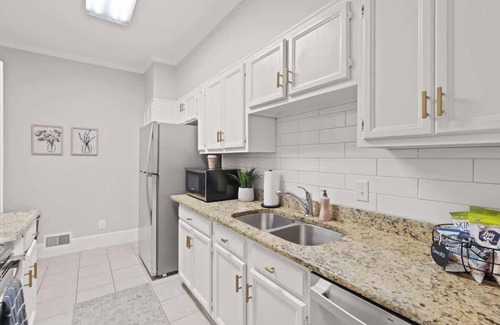 Columbia Condominio | Walk To 5 Points, King Bed, 3 TVs, Outdoor Patio
