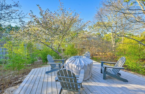 Beach Hampton Cabaña | Walk to Amagansett Beach: Cottage w/ Deck!