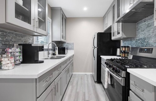 Glendale Apartamento | Walk to Americana | King Bed | High Speed WiFi