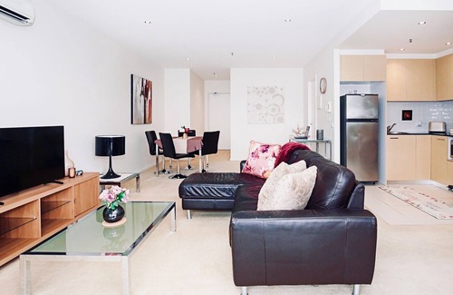 City West Apartamento | Walk to ANU - Exclusive apartment with secure parking, gym, pool and sauna.