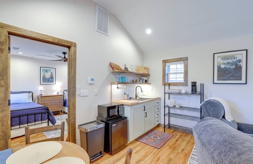 Hot Springs Cabina | Walk to Appalachian Trail: Hot Springs Hideaway