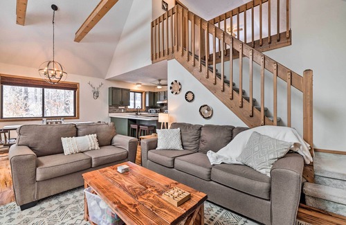 Pocono Lake Cabina | Walk to Arrowhead Lake: Cabin w/ Private Hot Tub!