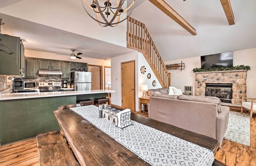 Pocono Lake Cabina | Walk to Arrowhead Lake: Cabin w/ Private Hot Tub!