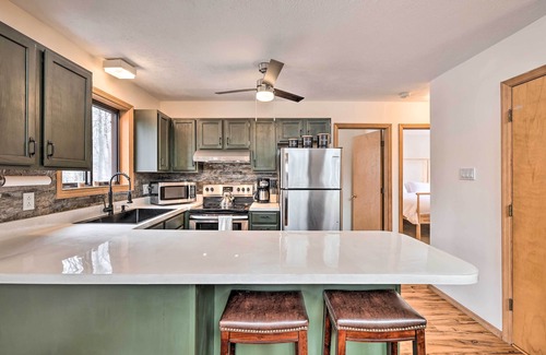 Pocono Lake Cabina | Walk to Arrowhead Lake: Cabin w/ Private Hot Tub!