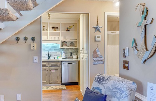 Summer Breeze Condominio | Walk to Beaches: Resort Getaway Near Pier Park!