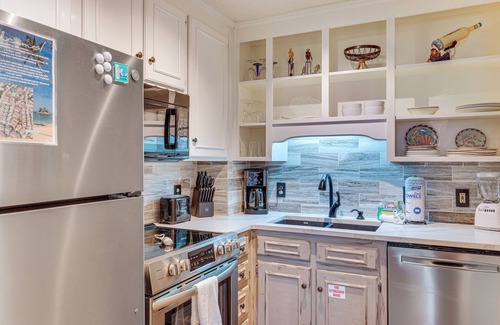 Summer Breeze Condominio | Walk to Beaches: Resort Getaway Near Pier Park!