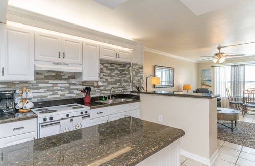 South Padre Island Condominio | Walk to beach from this beautiful one bedroom condo that accommodates 6!