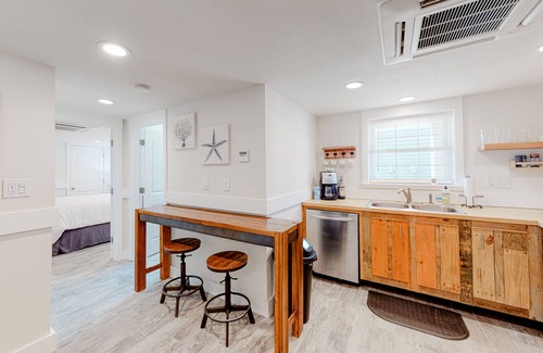 Kitty Hawk Condominio | Walk to Beach 1BR 1st-Floor | Patio | Kitchenette