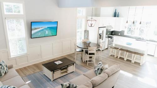 Hammocks of Seagrove Casa | Walk to Beach 2 Shared Pools Enclosed Porch Bikes 30A Hideaway by AvantStay