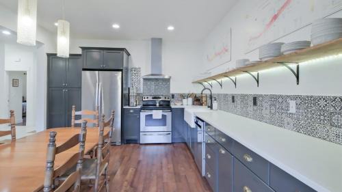 South Central Casa | Walk to Beach and Downtown