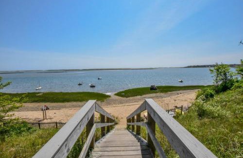 East Orleans Casa | Walk to Beach Close to Town
