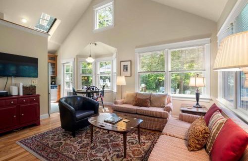 East Orleans Casa | Walk to Beach Close to Town