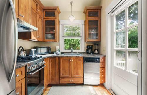 East Orleans Casa | Walk to Beach Close to Town