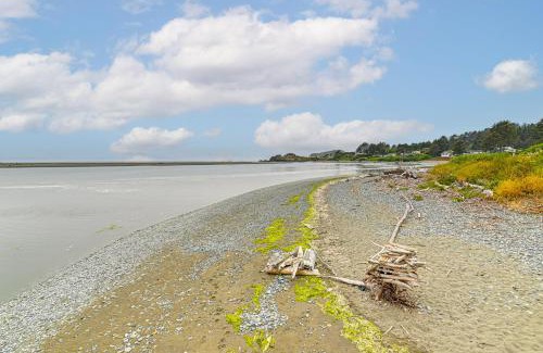 Smith River Casa | Walk to Beach Cozy Home with Deck in Smith River!