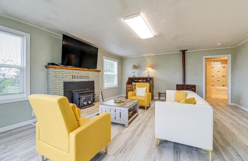 Smith River Casa | Walk to Beach Cozy Home with Deck in Smith River!