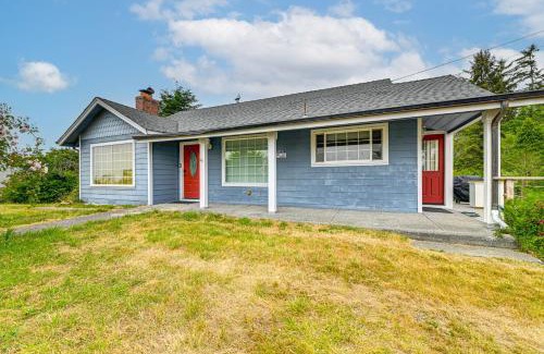 Smith River Casa | Walk to Beach Cozy Home with Deck in Smith River!