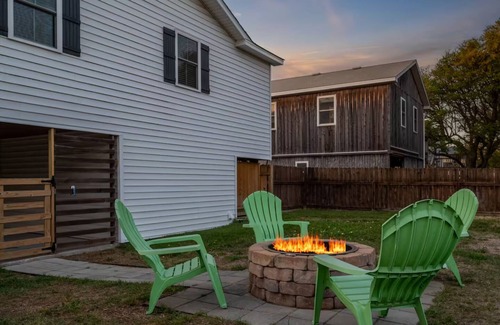 Nags Head Cabaña | Walk to beach - Fire pit - Near dining & shopping