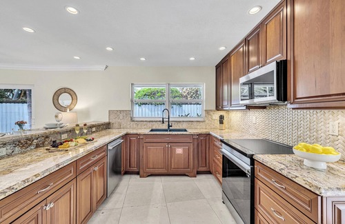 17th Street Causeway Casa | Walk to Beach/Heated Pool/Serenity at its Finest/Orchid Key/Residences